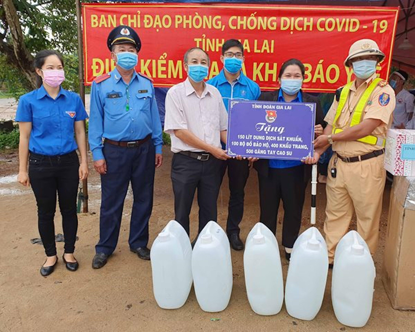 Chị Hà Thị Giang Thảo, Bí thư Tỉnh đoàn Gia Lai trao tặng đồ bảo hộ, dung dịch sát khuẩn đến lực lượng chức năng chống dịch