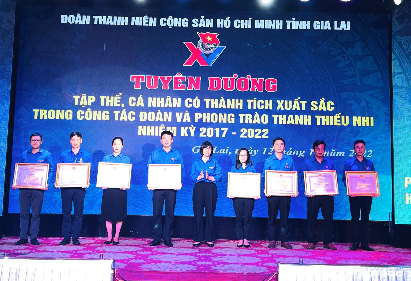 Phó Chủ tịch UBND tỉnh Nguyễn Thị Thanh Lịch (giữa) tặng bằng khen cho các tập thể, cá nhân có thành tích xuất sắc trong công tác Đoàn và phong trào thanh thiếu nhi nhiệm kỳ 2017-2022. Phó Chủ tịch UBND tỉnh Nguyễn Thị Thanh Lịch (giữa) tặng bằng khen cho các tập thể, cá nhân có thành tích xuất sắc trong công tác Đoàn và phong trào thanh thiếu nhi nhiệm kỳ 2017-2022.
