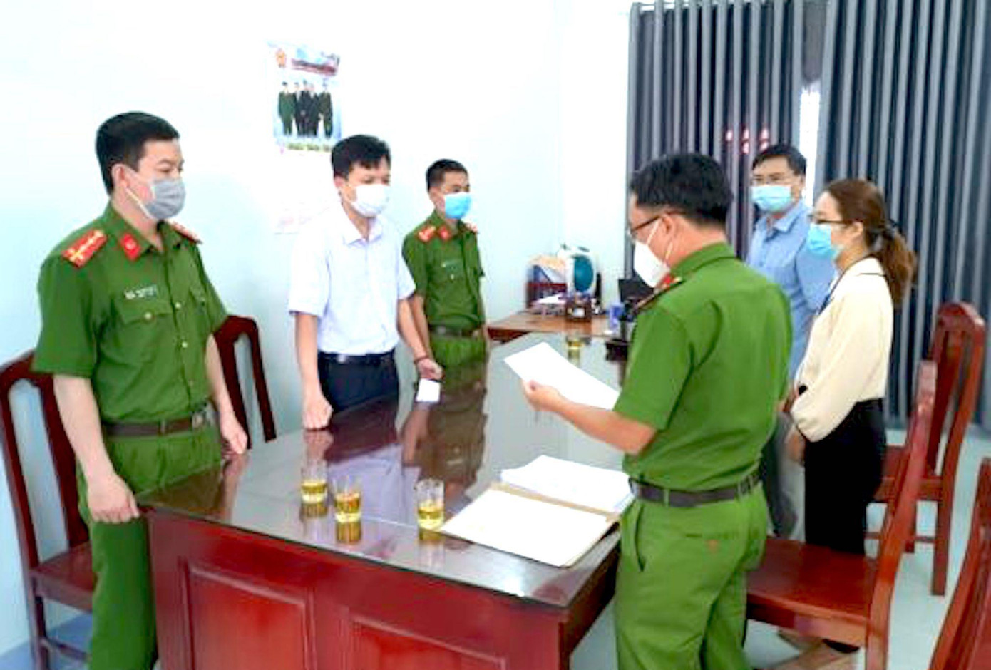 Công an đọc lệnh bắt Huỳnh Minh Trí. Ảnh: Công an tỉnh Kon Tum