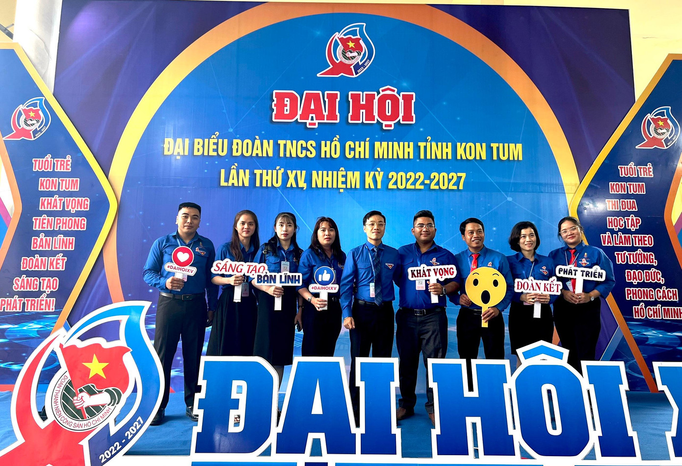 Đại biểu Đoàn TNCS Hồ Chí Minh tỉnh Kon Tum lần thứ XV, nhiệm kỳ 2022 - 2027, với khẩu hiệu: Tuổi trẻ Kon Tum "Khát vọng - Tiên phong – Bản lĩnh – Đoàn kết – Sáng tạo – Phát triển”.