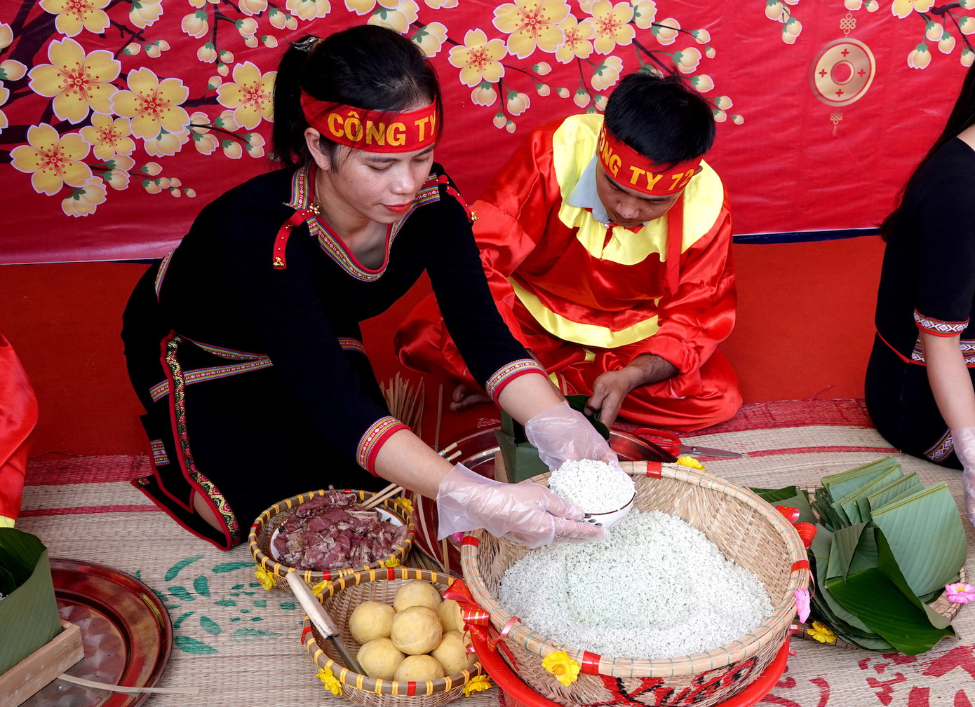 Không chỉ là cuộc thi, việc gói bánh chưng đem tới sự đoàn kết, gắn bó giữa bộ đội với người dân tộc thiểu số vùng biên Không chỉ là cuộc thi, việc gói bánh chưng đem tới sự đoàn kết, gắn bó giữa bộ đội với người dân tộc thiểu số vùng biên