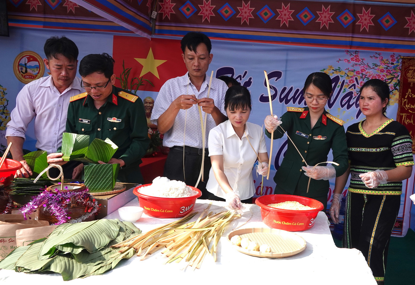 Binh đoàn 15 đã đem không khí sum họp, ấm áp tới vùng biên giới huyện Đức Cơ Binh đoàn 15 đã đem không khí sum họp, ấm áp tới vùng biên giới huyện Đức Cơ