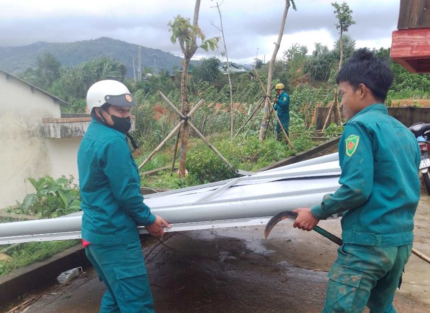 Mưa lớn kèm gió mạnh khiến nhiều căn nhà ở huyện Tu Mơ Rông tốc mái, sụt lún.