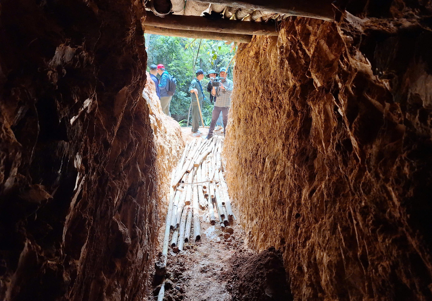 Cửa hầm mà các đối tượng đào theo "mạch vàng" đâm thẳng vào núi