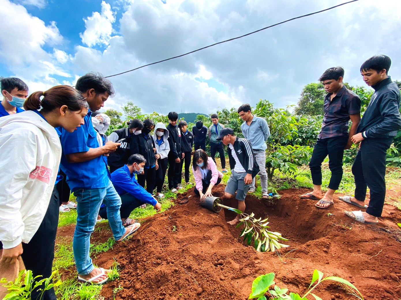 Thanh niên địa phương được hướng dẫn trồng cây ăn trái phát triển kinh tế.