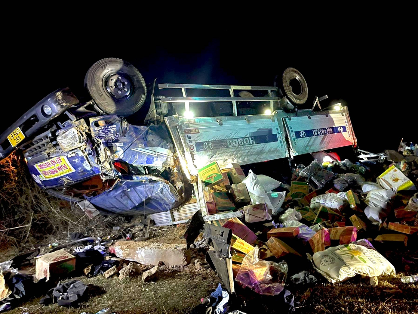 Ô tô tải bị lật hư hỏng nghiêm trọng