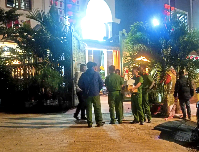 Lực lượng công an khám xét nhà bà Tâm