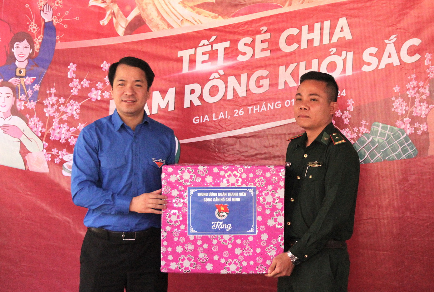 Bí thư T.Ư Đoàn Ngô Văn Cương trao quà cho lực lượng biên phòng tại Đồn Biên phòng La Chía