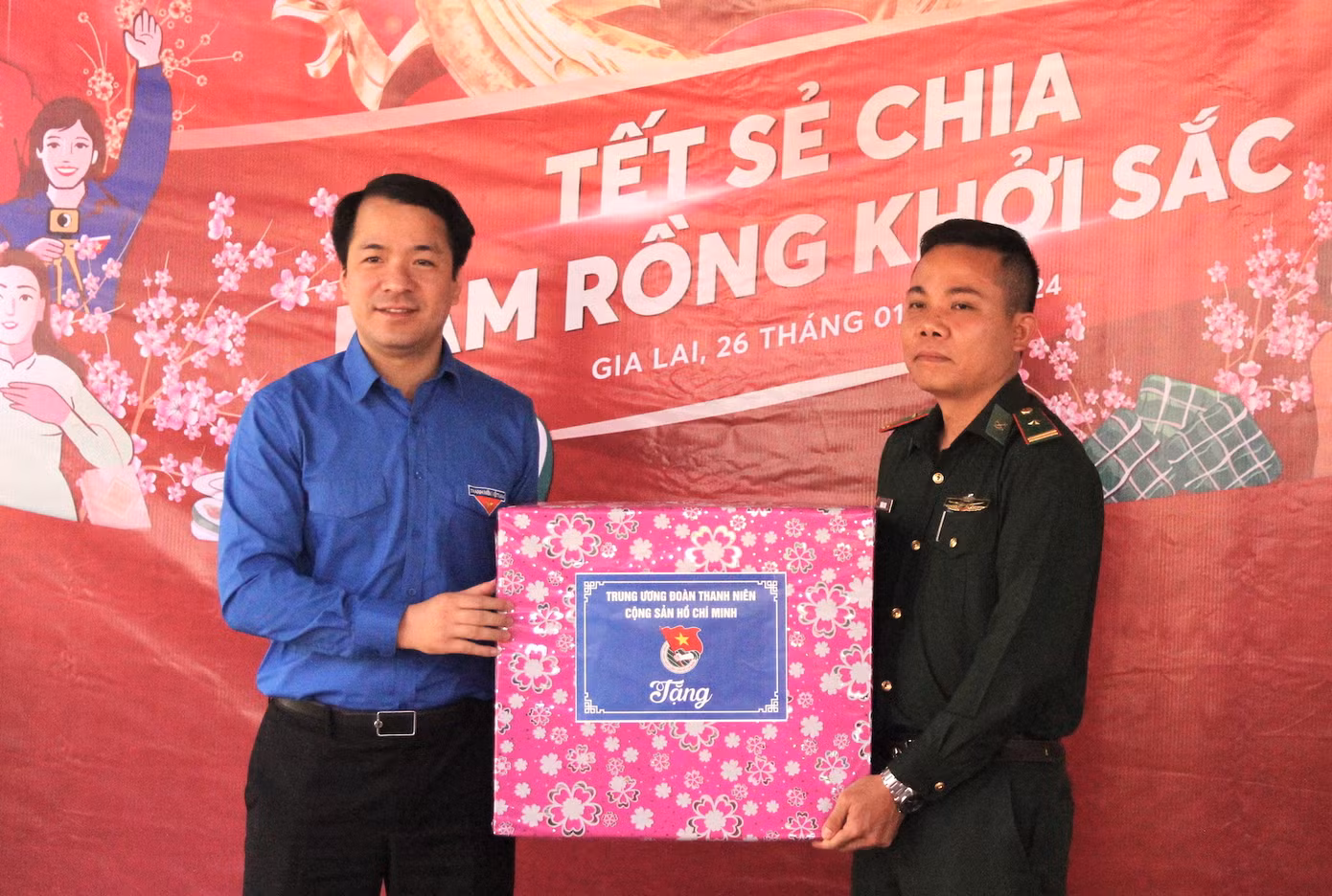 Bí thư T.Ư Đoàn Ngô Văn Cương trao quà cho lực lượng biên phòng tại Đồn Biên phòng La Chía Bí thư T.Ư Đoàn Ngô Văn Cương trao quà cho lực lượng biên phòng tại Đồn Biên phòng La Chía