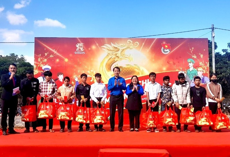 Bí thư T.Ư Đoàn Ngô Văn Cương và chị Hà Thị Giang Thảo - Bí thư Tỉnh Đoàn Gia Lai trao quà cho người dân xã vùng biên Ia Chía