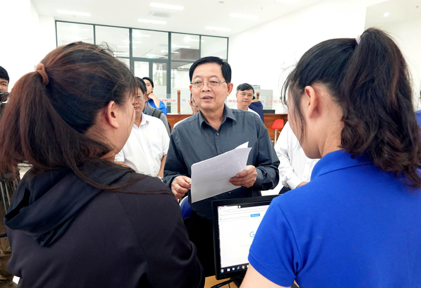 Bí thư Tỉnh uỷ Gia Lai Hồ Quốc Dũng kiểm tra tại Trung tâm Phục vụ hành chính công phường Pleiku.