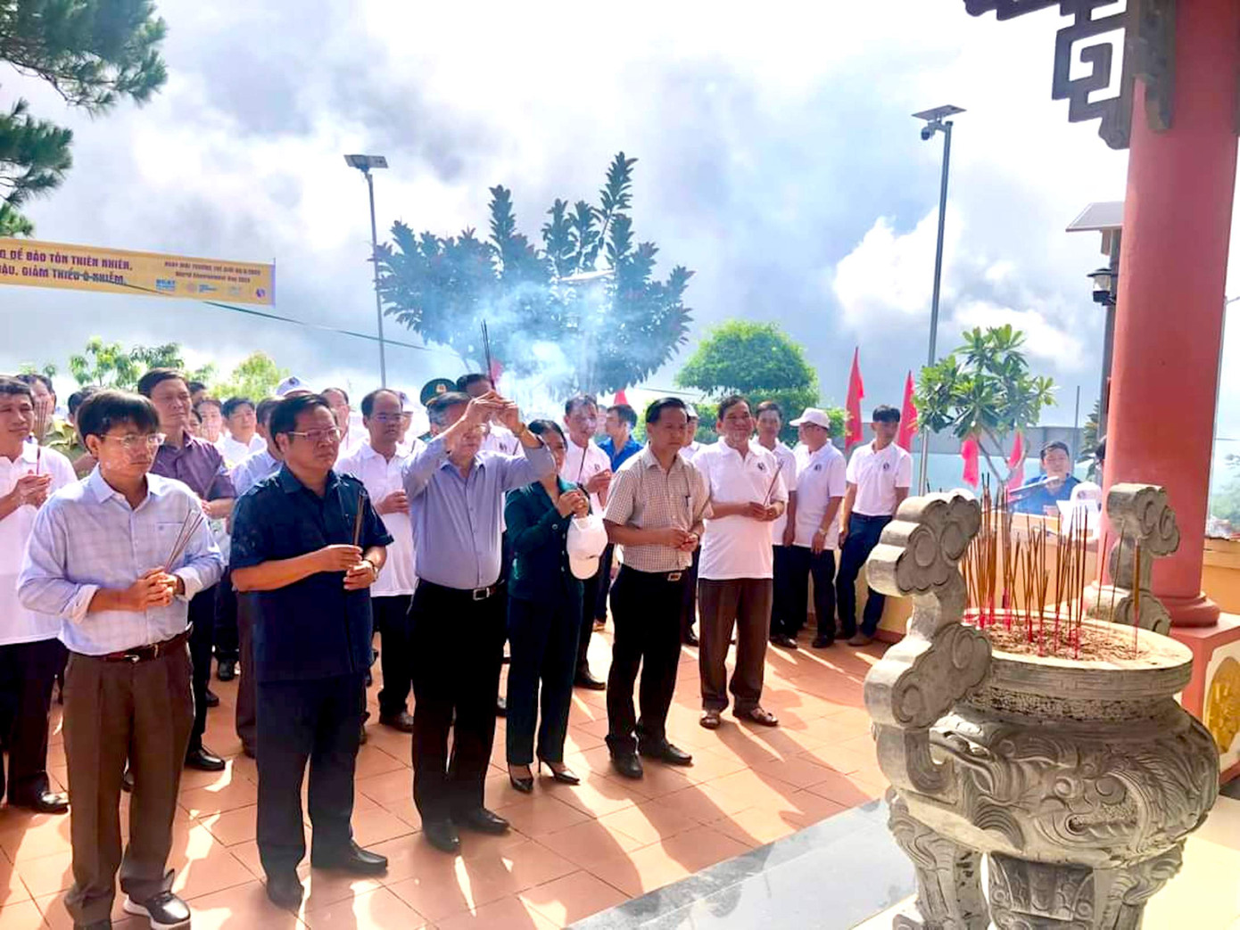 Lãnh đạo tỉnh Kon Tum cùng lãnh đạo huyện Sa Thầy dâng hương trước khi trồng cây xanh trên đồi Sạc Ly và đồi Delta