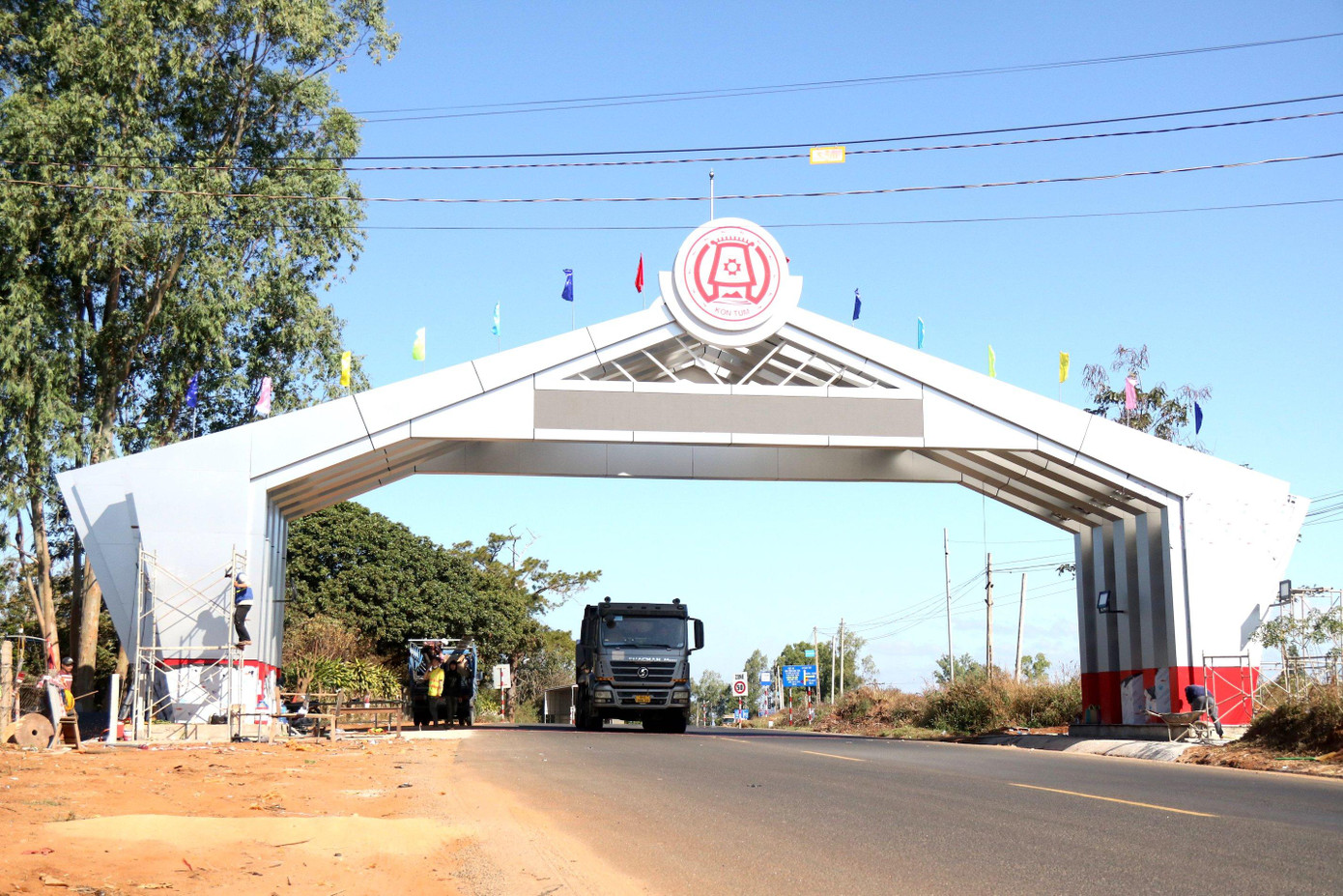 Cổng chào trên đường Hồ Chí Minh, đoạn từ Gia Lai vào TP Kon Tum, đến nay bất ngờ hoàn thành, hoạt động khi chưa được cơ quan chức năng chấp thuận về mặt hồ sơ