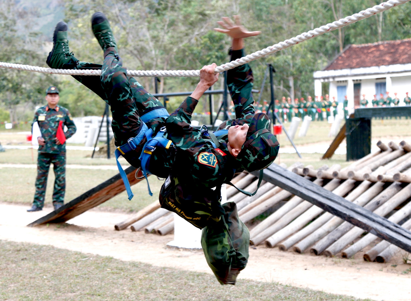 Chiến sĩ đu dây qua suối cạn