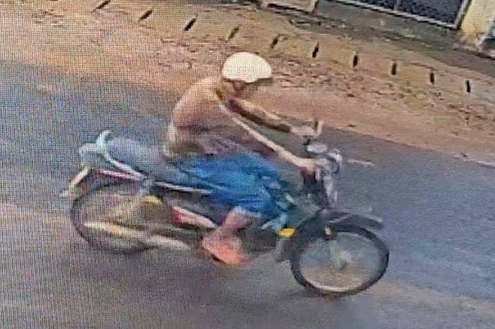 Phúc cùng chiếc xe máy lấy trộm của người dân. Phúc cùng chiếc xe máy lấy trộm của người dân.