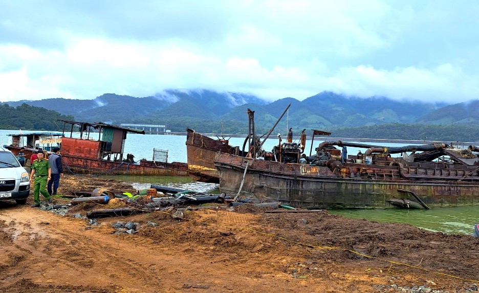 Nhận tin báo của PV Tiền Phong, Công an và cán bộ Phòng TN&MT huyện tới hiện trường kiểm tra Nhận tin báo của PV Tiền Phong, Công an và cán bộ Phòng TN&MT huyện tới hiện trường kiểm tra