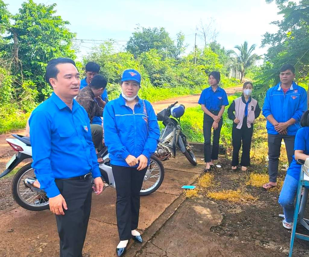 Sáng nay, anh Đỗ Duy Nam- Phó Bí thư Tỉnh Đoàn Gia Lai, Trưởng ban chỉ đạo chương trình “Tư vấn-Tiếp sức mùa thi” năm 2023 đã tới kiểm tra, động viên đoàn viên thanh niên ở các điểm tiếp sức mùa thi.