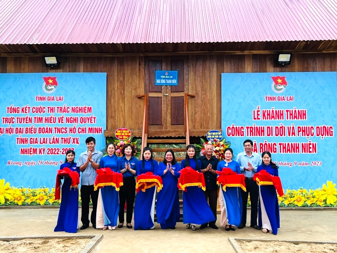 Các đại biểu cắt băng khánh thành công trình di dời và phục dựng nhà rông thanh niên