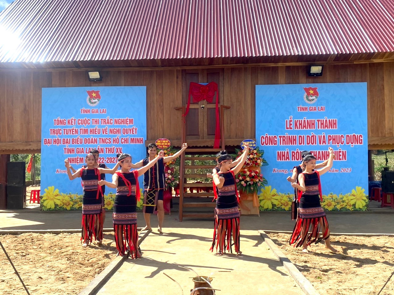 Các bạn trẻ biểu diễn văn nghệ bên mái nhà rông
