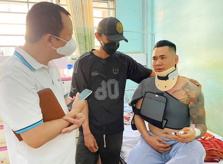 Dù vết thương còn đau nhưng anh Duy vô cùng hạnh phúc khi thoát khỏi cửa tử Dù vết thương còn đau nhưng anh Duy vô cùng hạnh phúc khi thoát khỏi cửa tử