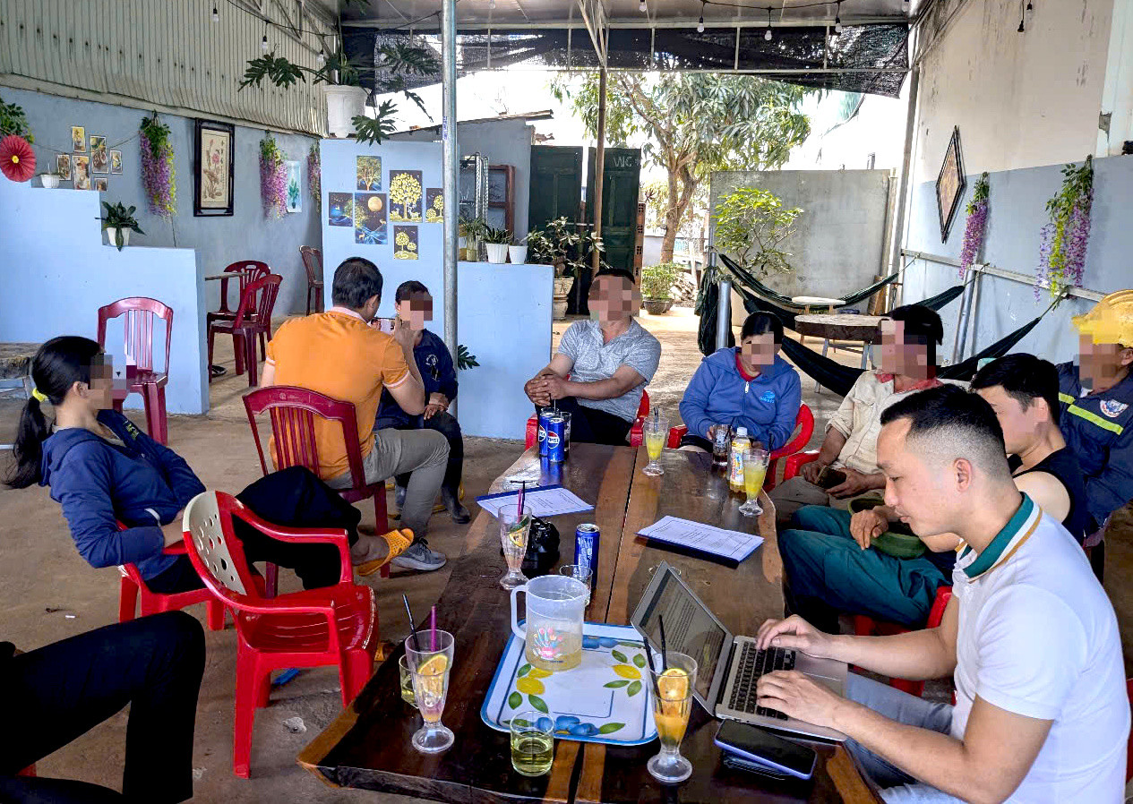 Các công nhân phản ánh các bức xúc tới phóng viên Tiền Phong về việc đóng bảo hiểm bằng cà phê Các công nhân phản ánh các bức xúc tới phóng viên Tiền Phong về việc đóng bảo hiểm bằng cà phê