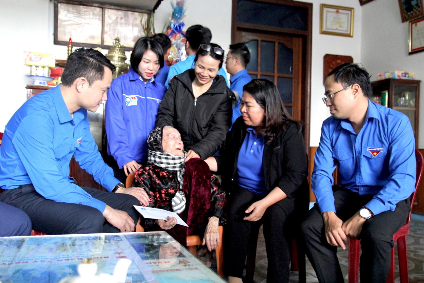 Anh Nguyễn Kim Quy (bìa trái) và chị Hà Thị Giang Thảo (thứ hai, phải qua) thăm hỏi, tặng quà Mẹ Việt Nam Anh hùng Nguyễn Thị Mười (ở phường Ia Kring, thành phố Pleiku). Anh Nguyễn Kim Quy (bìa trái) và chị Hà Thị Giang Thảo (thứ hai, phải qua) thăm hỏi, tặng quà Mẹ Việt Nam Anh hùng Nguyễn Thị Mười (ở phường Ia Kring, thành phố Pleiku).