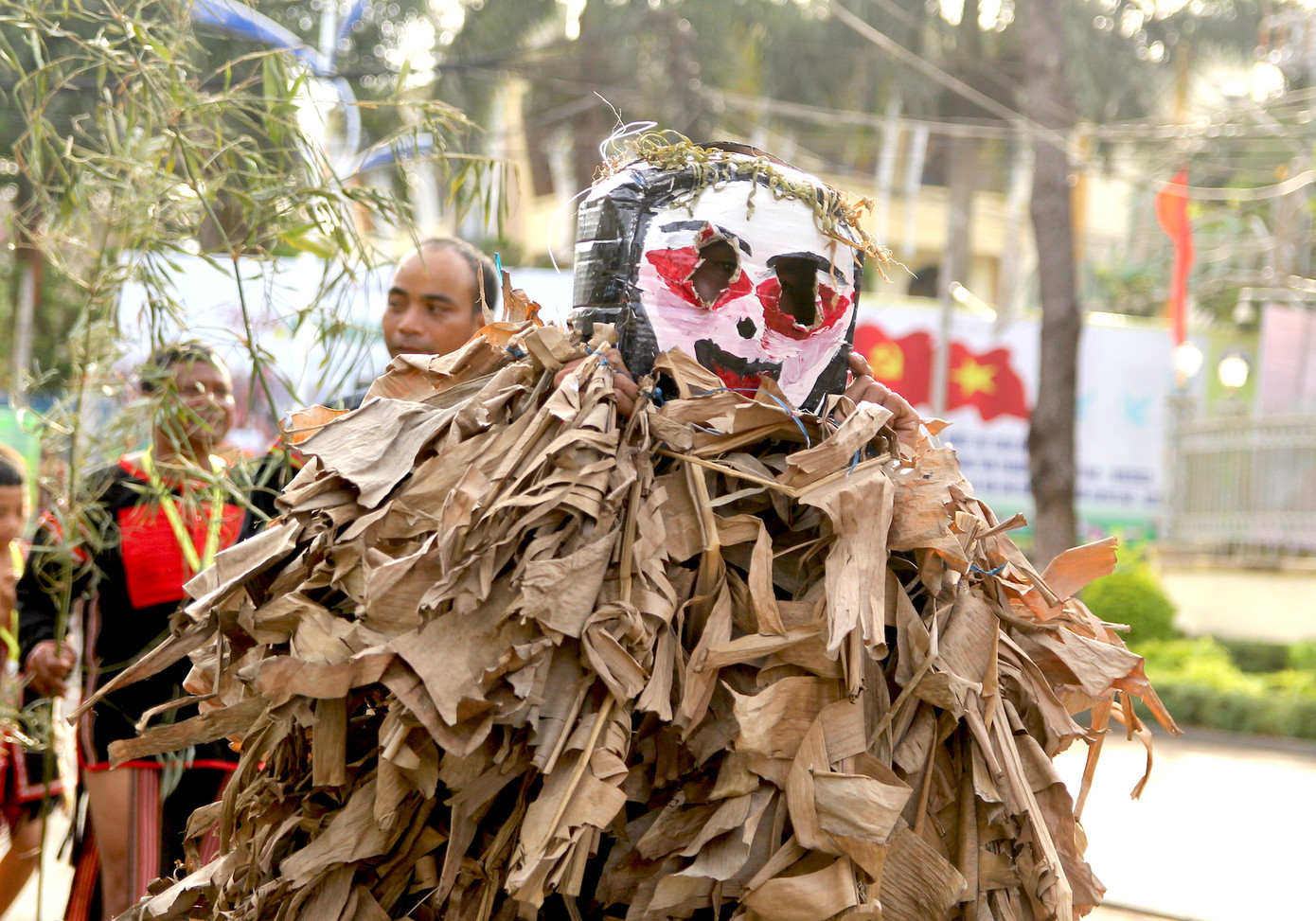 Các nghệ nhân gây thích thú với du khách, người dân qua trang phục truyền thống, nhạc cụ dân tộc, con rối....