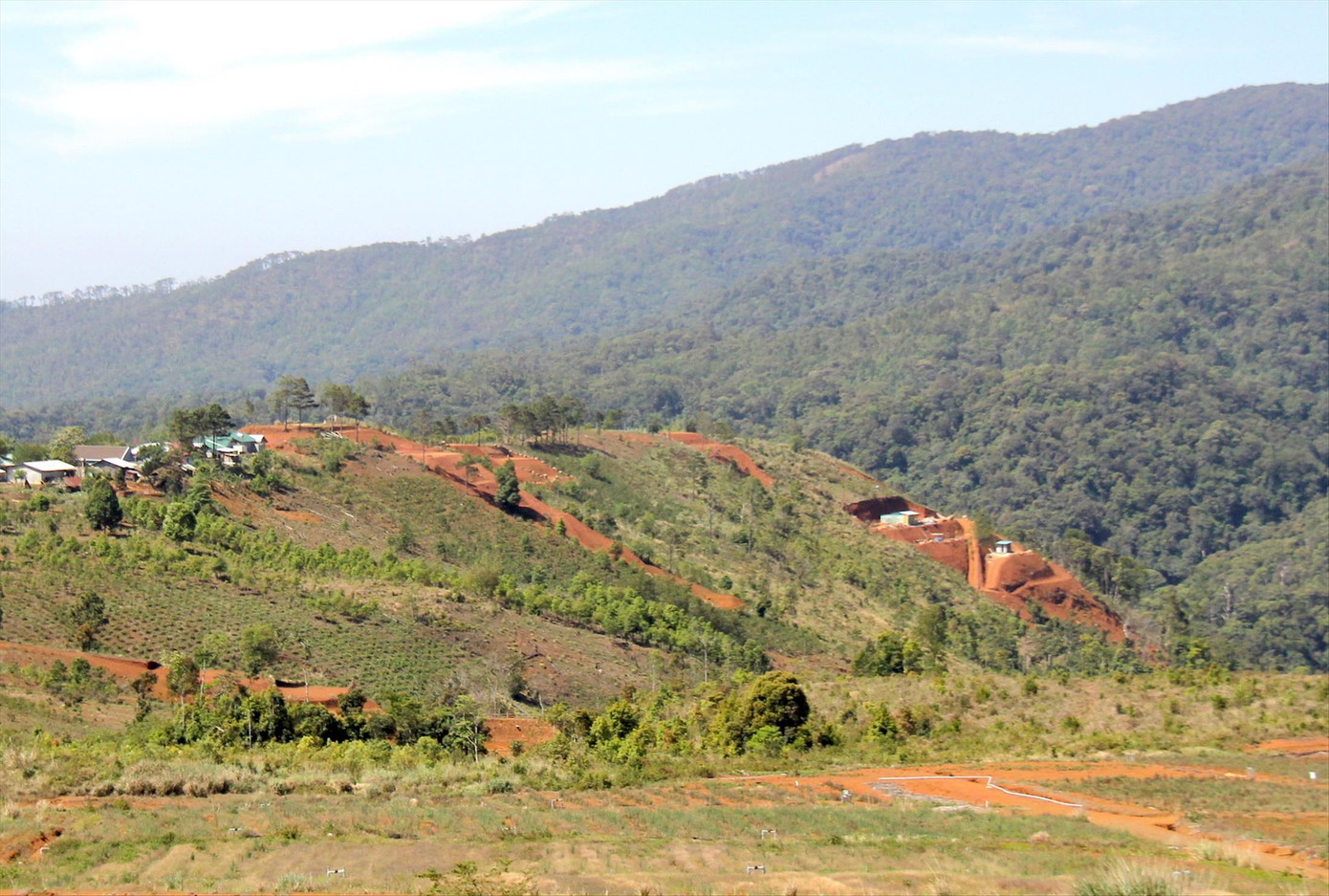 Cả một quả đồi bị xẻ thịt để làm dự án
