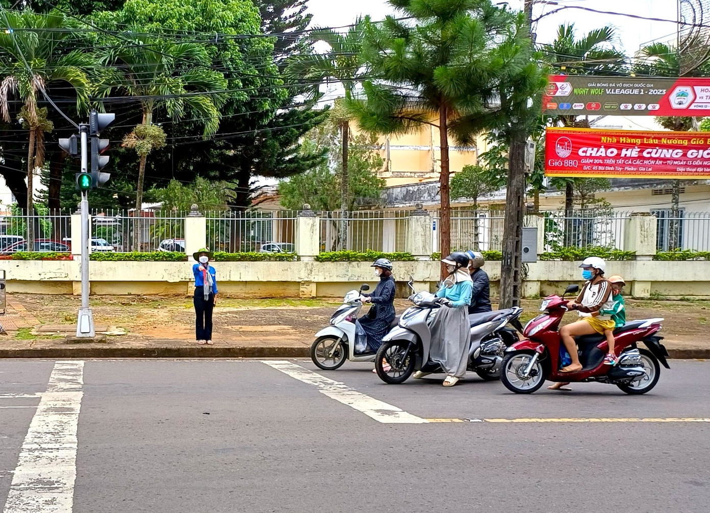 Thanh niên hướng dẫn, phân luồng đảm bảo an toàn giao thông tại các điểm thi, các chốt giao thông ở thành phố Pleiku.