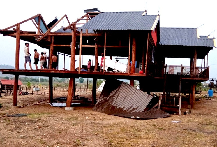 Một căn nhà sàn của người dân tại xã Chơ Long bị gió giật tốc mái. Một căn nhà sàn của người dân tại xã Chơ Long bị gió giật tốc mái.