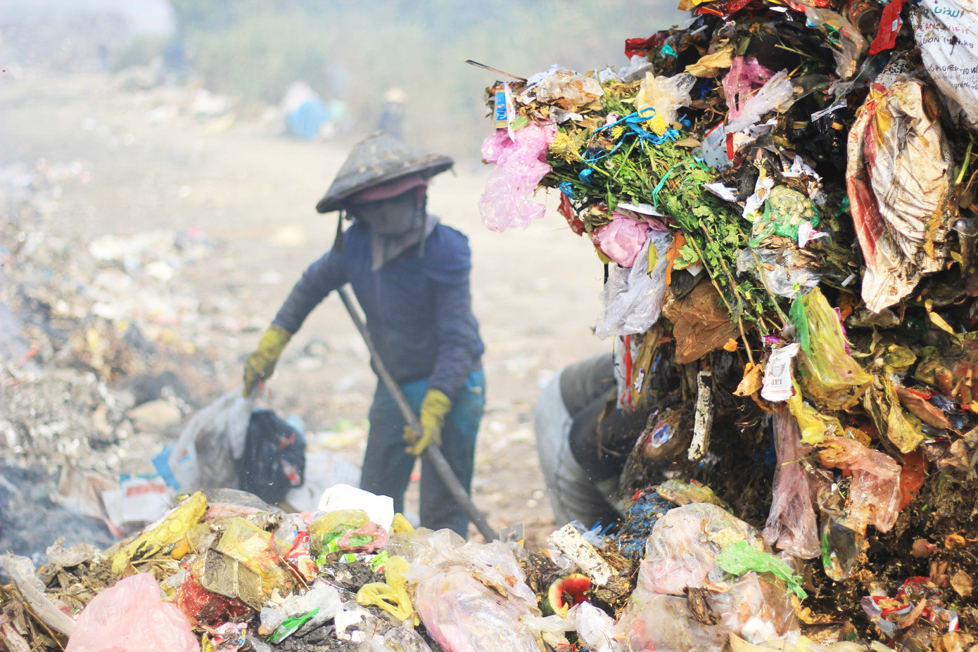 Bãi rác khổng lồ gây ô nhiễm môi trường bên cạnh Nhà máy xử lý rác thải rắn An Khê Bãi rác khổng lồ gây ô nhiễm môi trường bên cạnh Nhà máy xử lý rác thải rắn An Khê