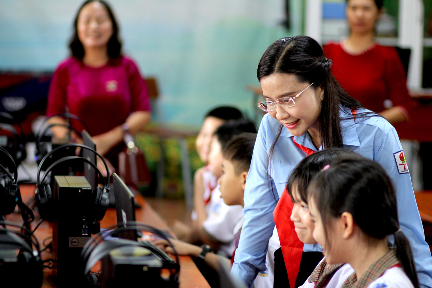 Chị Nguyễn Phạm Duy Trang đến thăm phòng học máy tính của Trường Tiểu học Nguyễn Tất Thành Chị Nguyễn Phạm Duy Trang đến thăm phòng học máy tính của Trường Tiểu học Nguyễn Tất Thành