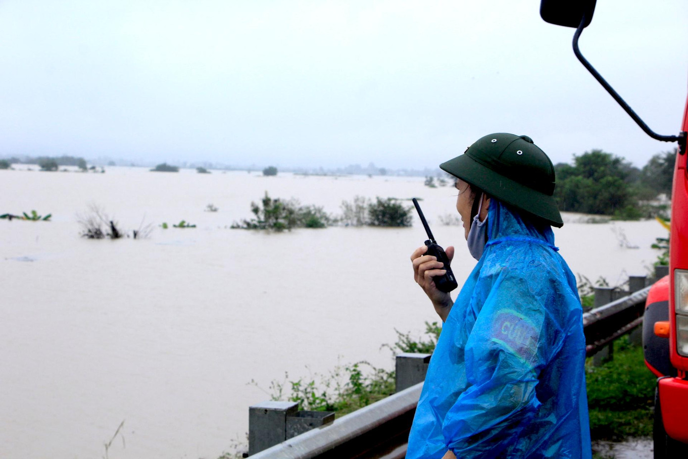 Sáng nay 30/11, lực lượng cứu hộ đã có mặt ngay sau khi nhận tin báo có người dân bị mắc kẹt ở khu sản xuất thuộc tổ 9, phường Đoàn Kết, thị xã Ayun Pa, triển khai công tác cứu hộ.