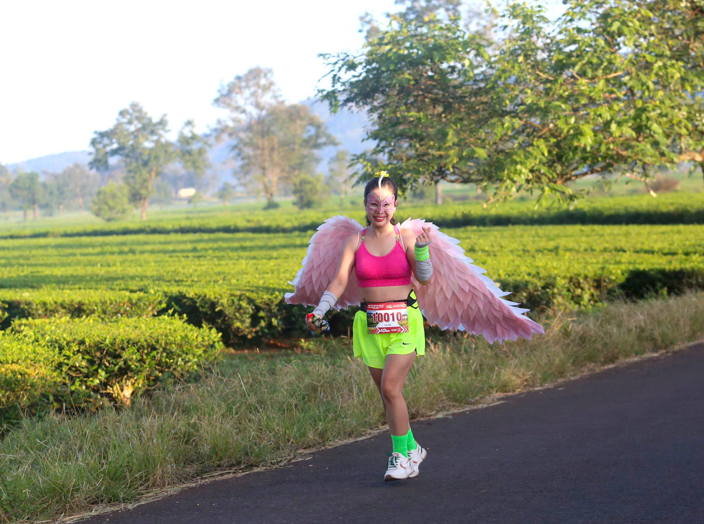 Một vận động viên nữ với trang phục khá độc đáo tham gia giải chạy