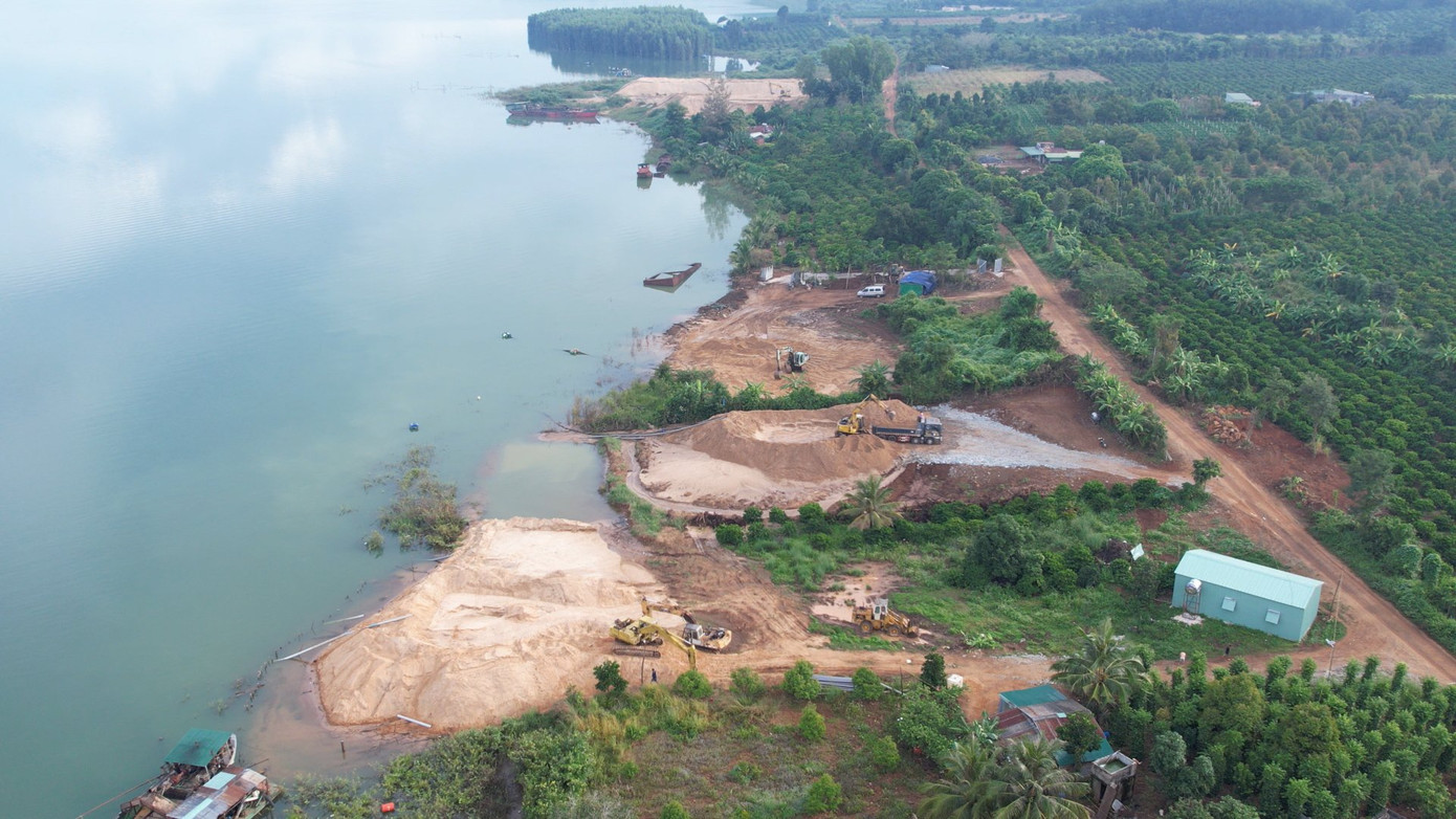 Tại thời điểm phóng viên ghi nhận, tiếng động cơ của tàu, máy xúc vang cả một vùng nhưng không thấy bóng dáng của lực lượng chức năng