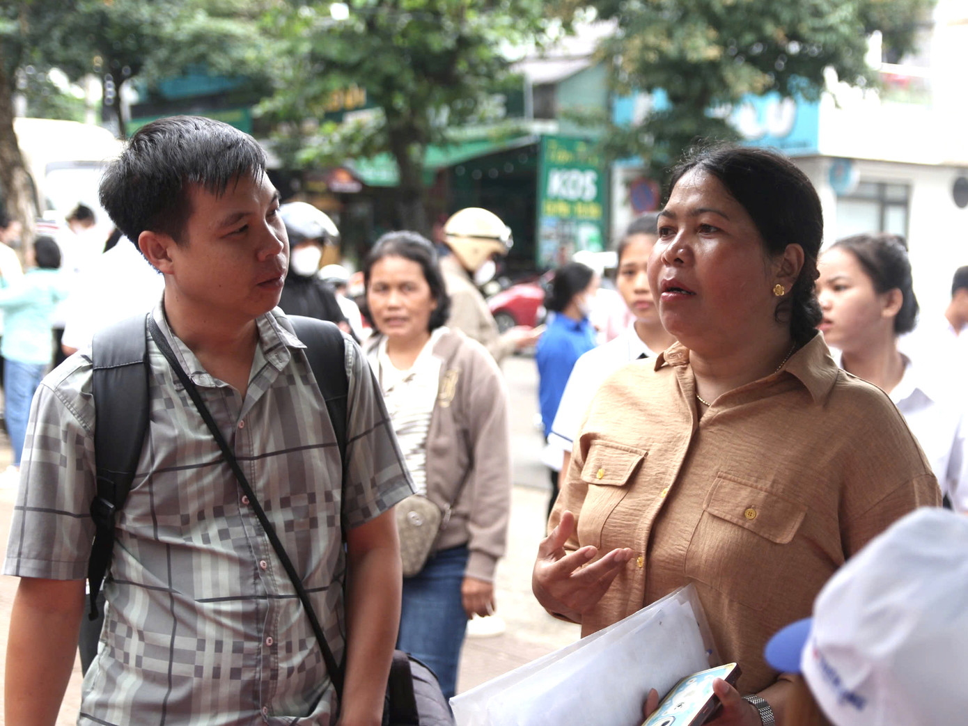 Chị H‘Nhin chia sẻ về cảm xúc sau khi làm bài thi.