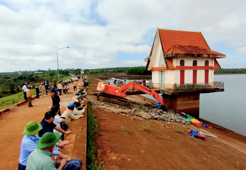 Đến hôm nay lực lượng chức năng đã bịt được lỗ thủng, sụt lún. Đến hôm nay lực lượng chức năng đã bịt được lỗ thủng, sụt lún.