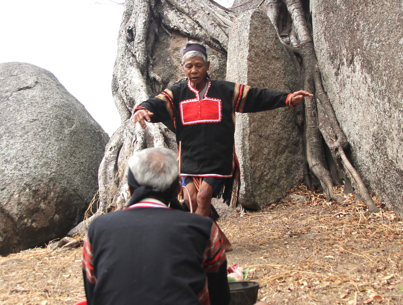 Ông Rah Lan Hieo nhảy múa làm lễ cúng