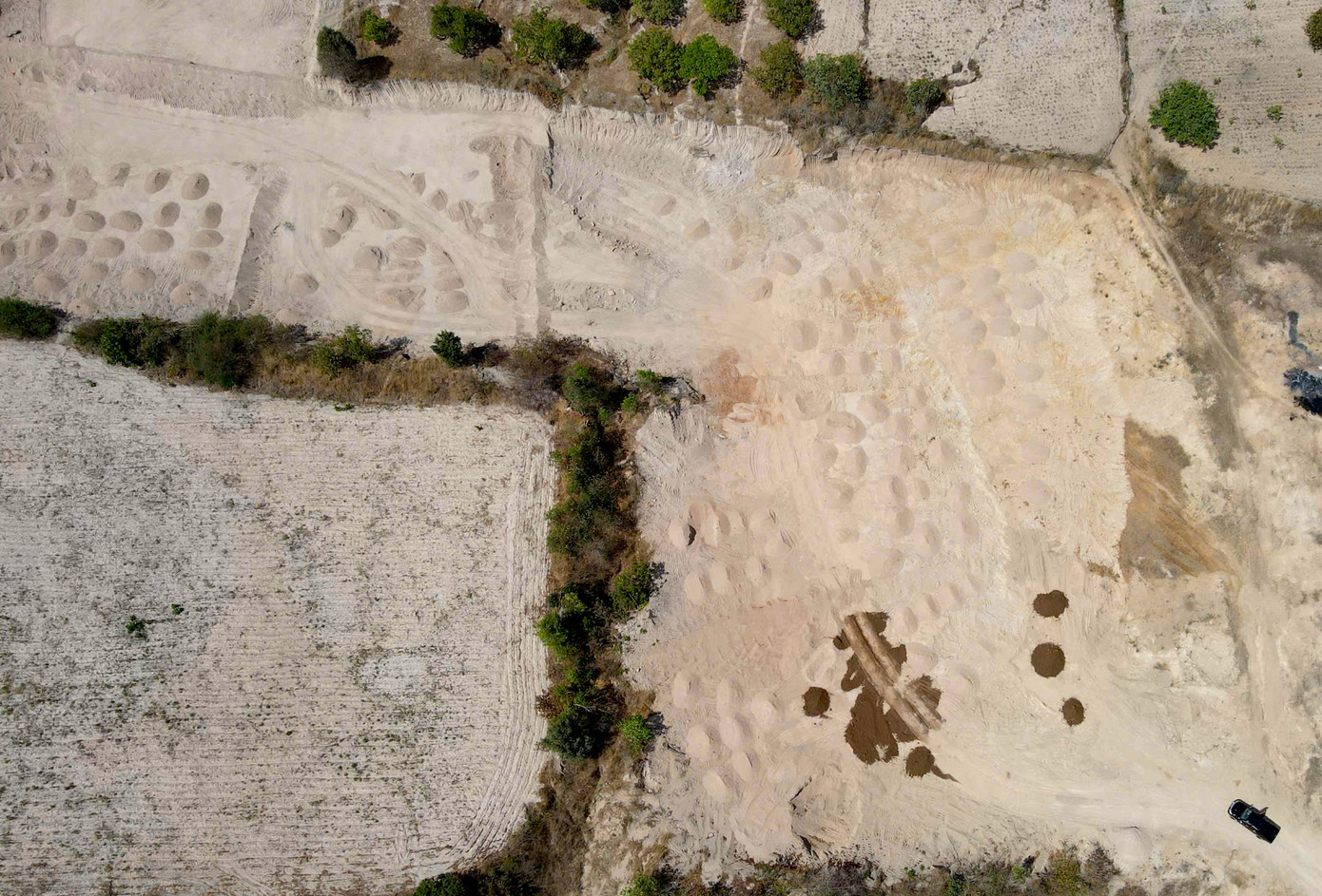 Phía chính quyền xã Ayun Hạ ước tính khoảng 4.000m3 đất bị khai thác trái phép Phía chính quyền xã Ayun Hạ ước tính khoảng 4.000m3 đất bị khai thác trái phép