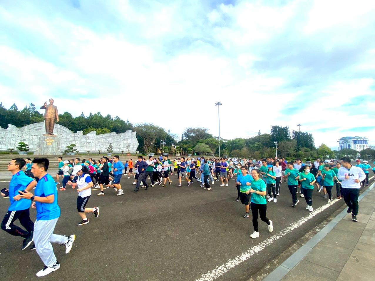 Cũng trong buổi lễ ra quân nhiều hoạt động thể thao thu hút hàng trăm vận động viên tham gia. Đặc biệt, có hơn 300 đoàn viên thanh niên chạy bộ gây quỹ các hoạt động tình nguyện tại Quảng trường Đại Đoàn Kết. Cũng trong buổi lễ ra quân nhiều hoạt động thể thao thu hút hàng trăm vận động viên tham gia. Đặc biệt, có hơn 300 đoàn viên thanh niên chạy bộ gây quỹ các hoạt động tình nguyện tại Quảng trường Đại Đoàn Kết.