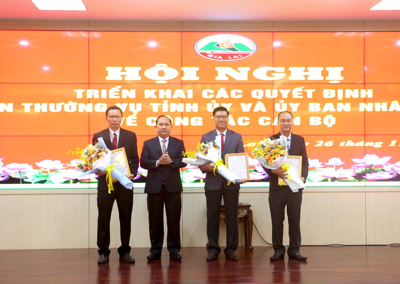 Chủ tịch UBND tỉnh Gia Lai Rah Lan Chung trao quyết định và tặng hoa chúc mừng các cán bộ được điều động, bổ nhiệm Chủ tịch UBND tỉnh Gia Lai Rah Lan Chung trao quyết định và tặng hoa chúc mừng các cán bộ được điều động, bổ nhiệm