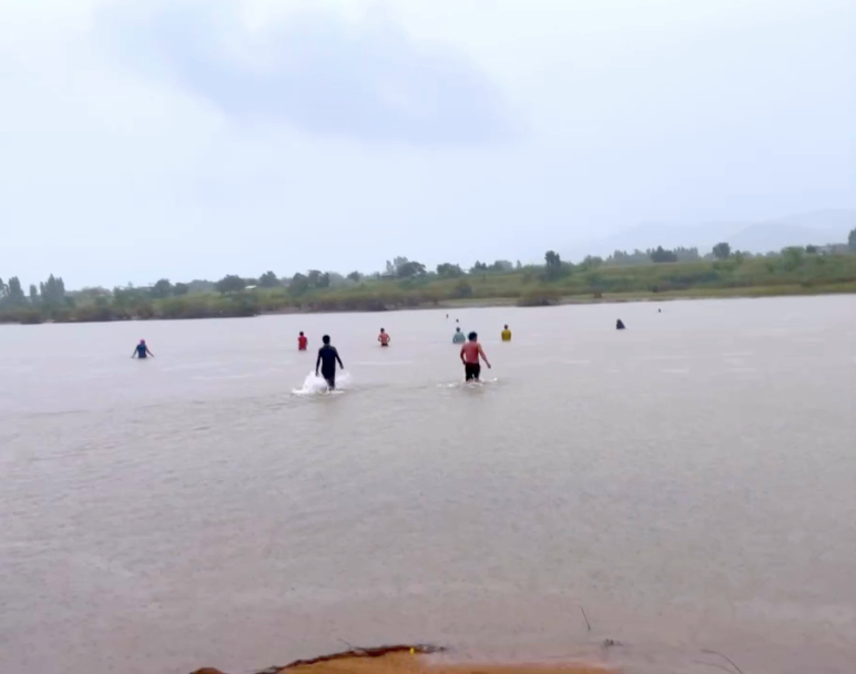 Người dân tìm kiếm em T bị đuối nước