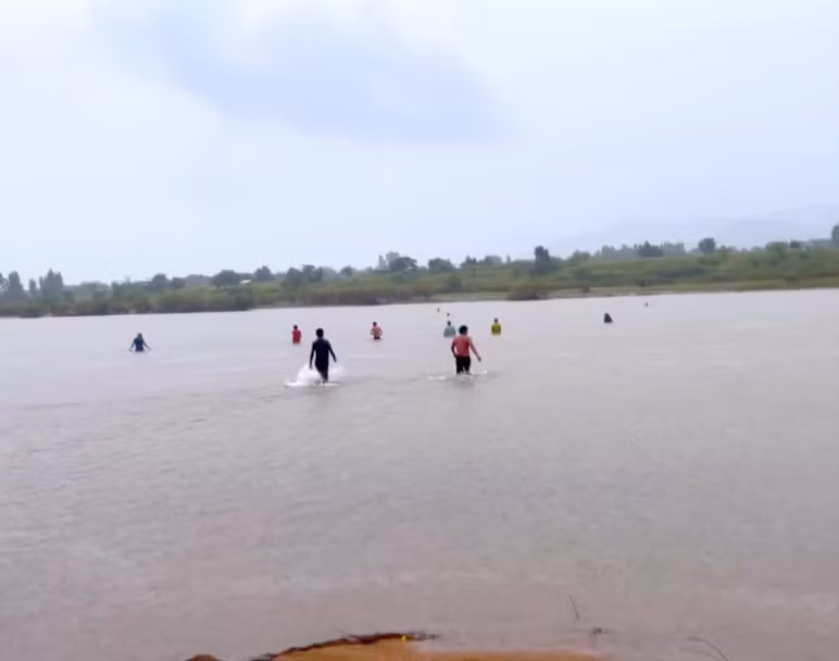 Người dân tìm kiếm em T bị đuối nước Người dân tìm kiếm em T bị đuối nước