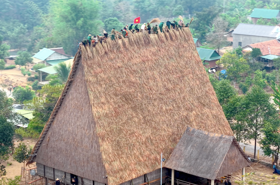 Nhà rông sừng sững, uy nghi là thành quả đóng góp của cả dân làng Kon Sơ Lăl.