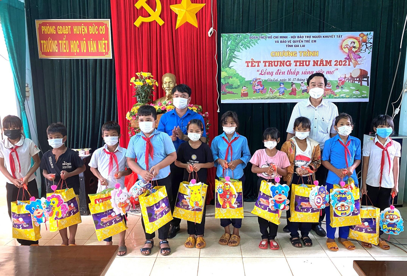 Anh Đỗ Duy Nam, Phó Bí thư Tỉnh đoàn Gia Lai (bên trái) trao quà trung thu cho các em học sinh tại Trưởng tiểu học Võ Văn Kiệt, huyện Đức Cơ Anh Đỗ Duy Nam, Phó Bí thư Tỉnh đoàn Gia Lai (bên trái) trao quà trung thu cho các em học sinh tại Trưởng tiểu học Võ Văn Kiệt, huyện Đức Cơ