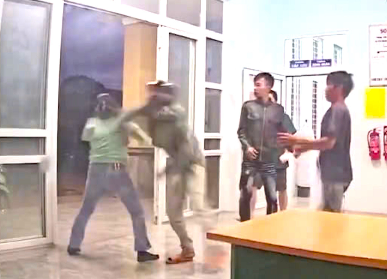 Camera tại Trạm Y tế xã Kon Thụp ghi lại vụ việc