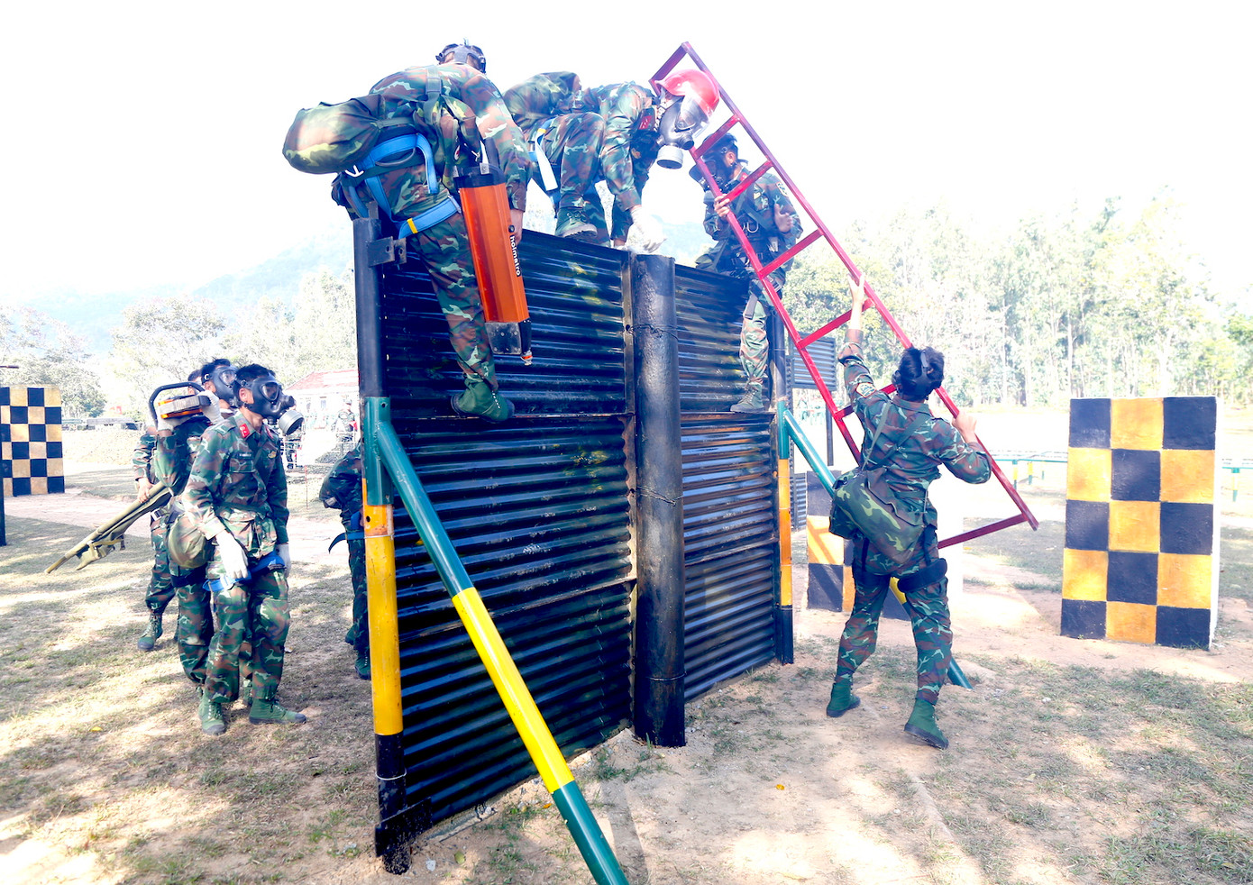 Các chiến sĩ nhanh nhẹn vượt tường, rào mái nhà dây