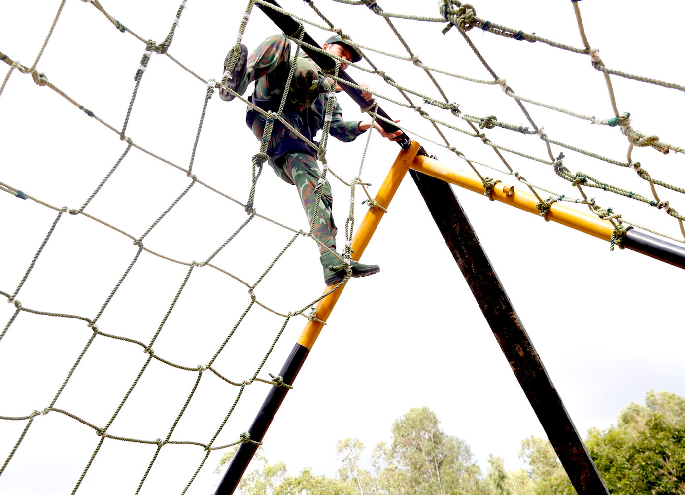 Các chiến sĩ nhanh nhẹn vượt tường, rào mái nhà dây