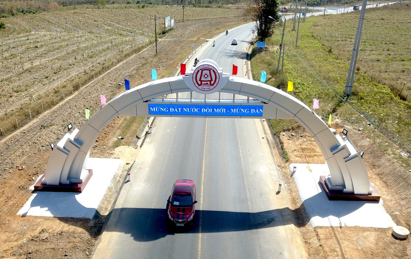 Cổng chào phía Bắc vào TP Kon Tum