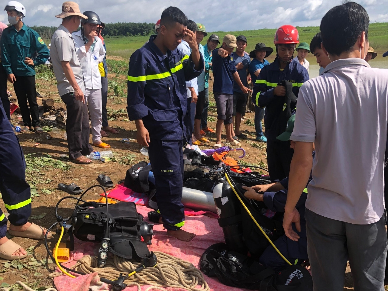 Cơ quan chức năng tìm kiếm thi thể bằng các phương tiện sẵn có